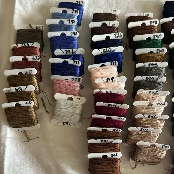 DMC Floss Lot of 120 Bobbins - Picture 3 of 5